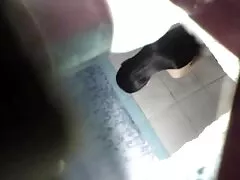 De brunette masturbeert met haar geschoren kutje voor de gratis sex films milfs camera.