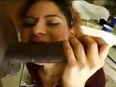 Twee jonge mannen sexfilm kijken gratis hielpen een 20-jarige zijn maagdenvlies te breken.