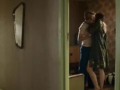 Ze romantische seksfilm rennen op de bank