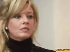 Kitty raakt de gratis senioren porno lul van haar vriendin aan voor de camera.