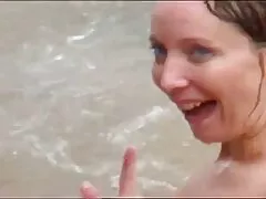 Hij likt graag vrouwelijke benen xxx gay video gratis en masturbeert tussen benen.