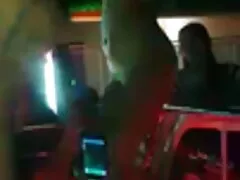 Het verlicht de ezel, die wordt versierd met de glans van sex film vingeren de olie die op de huid wordt gegoten.