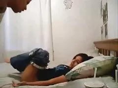 Het kuiken spreidt zich sex filmpjes buiten uit op haar benen en toont flexibele billen