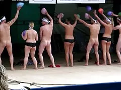 Hij slikt alle lullen in. gratis extreme sexfilm