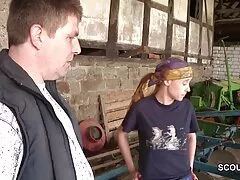 Een omasexfilm meisje op een bank neuken