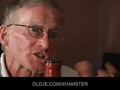 Een man die zijn dikke gratis poeno film moeder opeet.