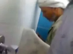 Volwassen leraar met jonge engelse pornofilms schattige minnaar loopt weg.